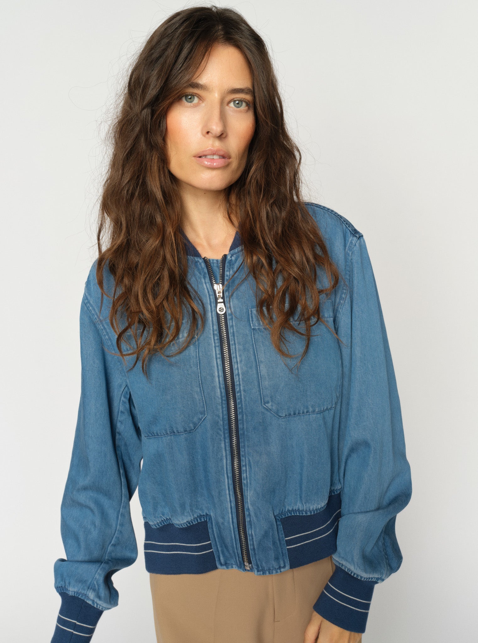 Modelshot / Light Blue Denim / Detail